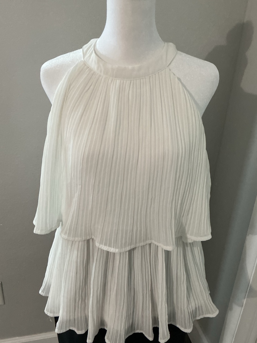 ZESICA White Pleated Halter Tiered Blouse Sleeveless Ruffle Size M